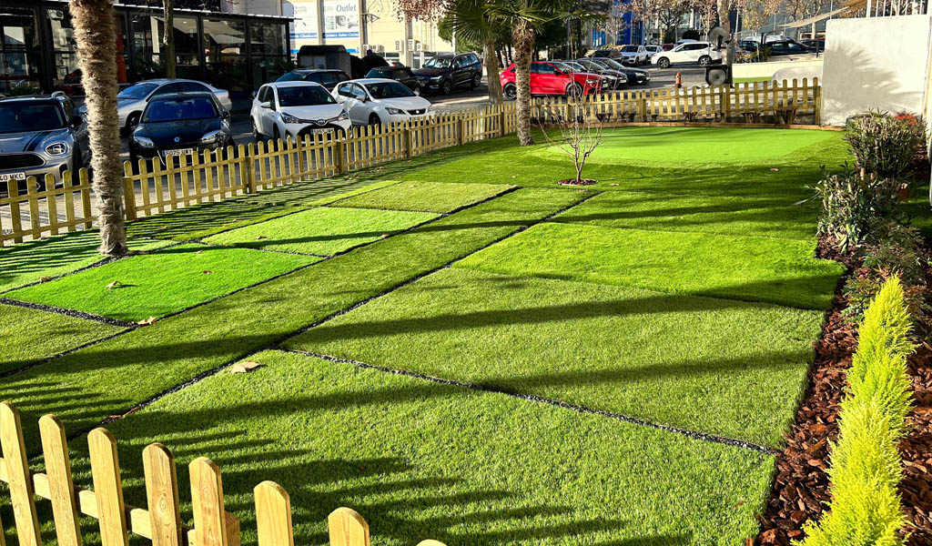 Exposición de Césped Artificial en Madrid | Exposición Exterior